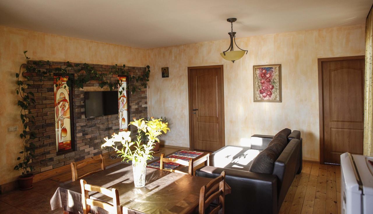 Family Mini-Hotel Martirosyan'S And Tours Yerevan Exterior photo